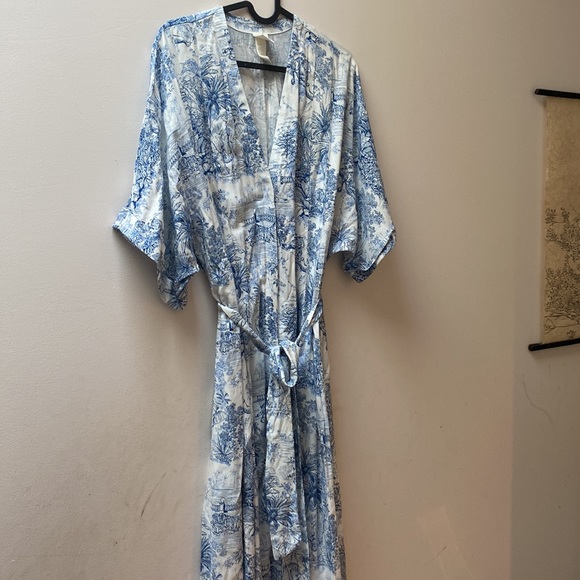 *SOLD* New H&M flowy shirt dress, gorgeous blue and white print - Picture 2 of 6